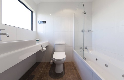Two Mile Bay Hotel | Lakeland Resort Taupo