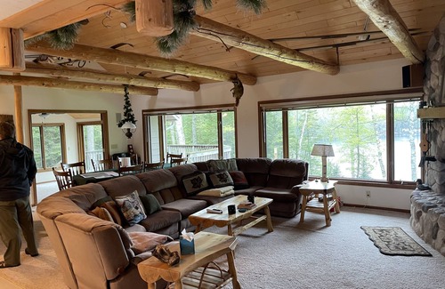 Crystal Falls House | LakEllen Cottages Main Guesthouse on Lake Ellen