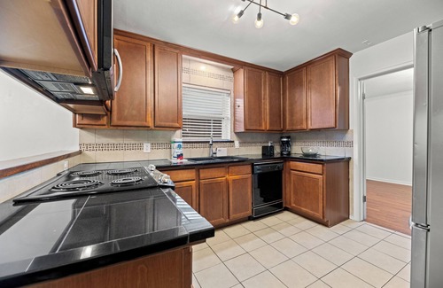 Lake Highlands House | Lakemere Retreat: Stylish 3-Bedroom Haven