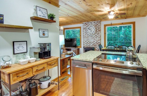Lakemont Cottage | Lakemont Vacation Rental w/Screened-In Porch!