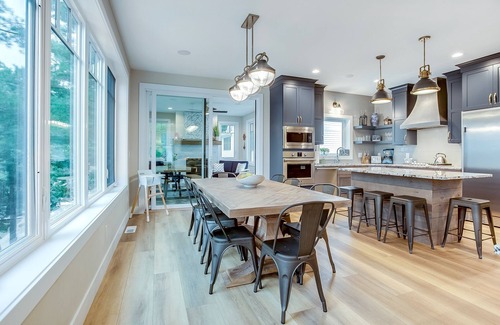 Mayfield House | 🏞️ Lakemore Resort - New Luxury Navy Home w/Infinity Hot Tub