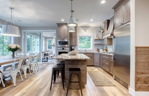 Mayfield House | 🏞️ Lakemore Resort - New Luxury Lakefront Brown House!