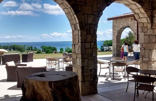 Mayfield House | 🏞️ Lakemore Resort - New Luxury Lakefront Brown House!