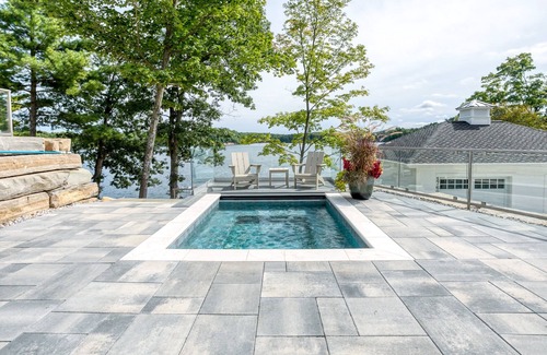 Mayfield House | 🏞️ Lakemore Resort - New Luxury Lakefront Brown House!