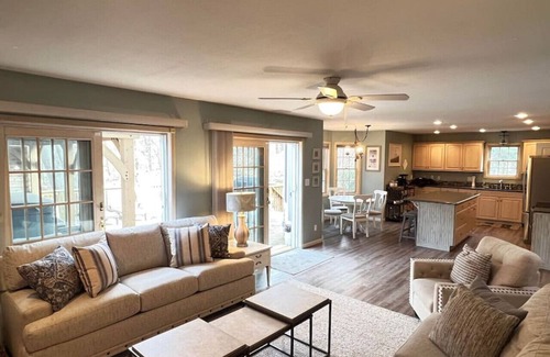 Coloma House | LakePath Beach House - walk to beach, hot tub, pets