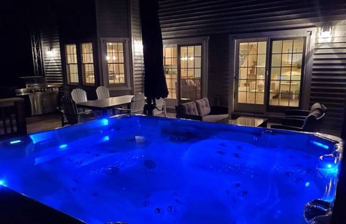 Coloma House | LakePath Beach House - walk to beach, hot tub, pets