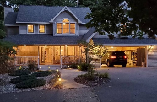 Coloma House | LakePath Beach House - walk to beach, hot tub, pets