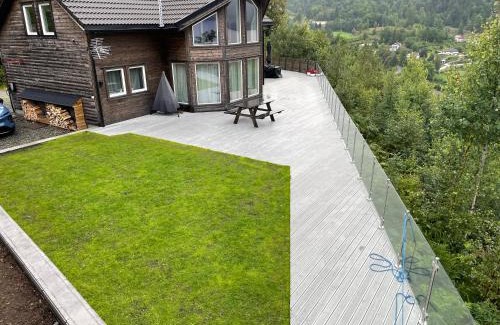 Lund House | Lakes and mountain, we got both!