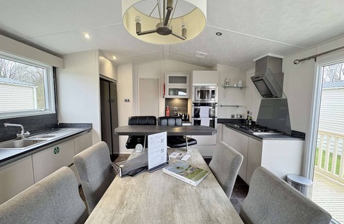 Ampney Crucis House | Lakes End, on the edge of Lake Mallard