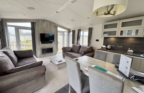 Ampney Crucis House | Lakes End, on the edge of Lake Mallard