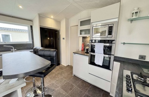 Ampney Crucis House | Lakes End, on the edge of Lake Mallard