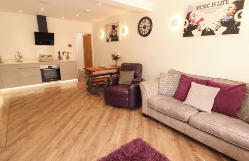 Carnforth Cottage | LAKES VIEW APARTMENT 1, romantic, with hot tub in Carnforth