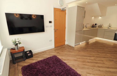 Carnforth Cottage | LAKES VIEW APARTMENT 1, romantic, with hot tub in Carnforth