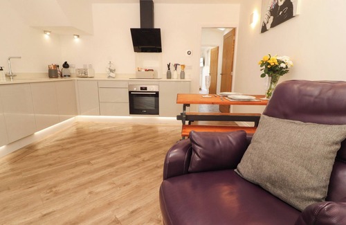 Carnforth Cottage | LAKES VIEW APARTMENT 1, romantic, with hot tub in Carnforth