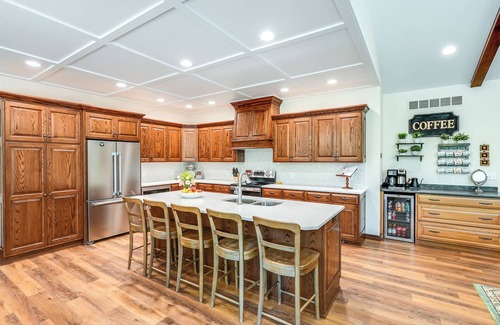 Sandyville Cabin | Lakes, Waterfall, Basketball Court: Family Getaway 5-7 bedrooms