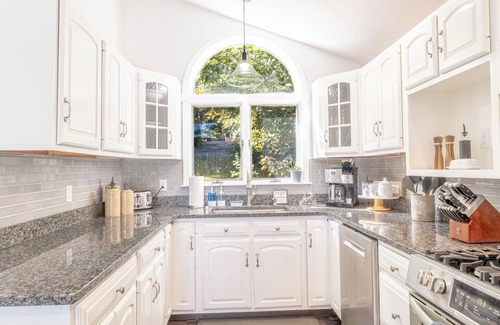 Fort Ann House | Lakeshore Cottage- Family and Pet Friendly