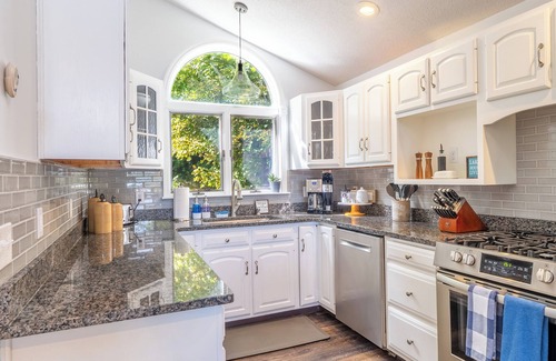 Fort Ann House | Lakeshore Cottage- Family and Pet Friendly