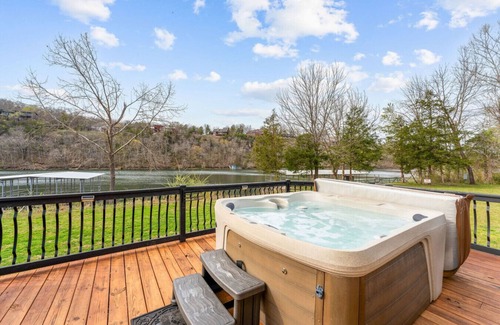 Branson Apartment | Lakeshore Hideout: Spacious Family Retreat with Private Dock & Prime Trout Fishing!