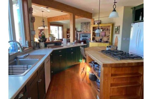 Hatzic House | Lakeshore "Holleyville" Countryside Farm House