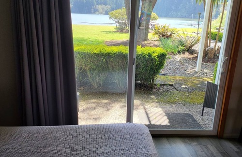 Lakeside Hotel | Lakeshore Lodge
