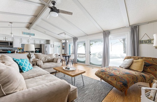 Williamsburg House | Lakeshore Lux - La Casa Feliz | Beach | Fireplace | AC