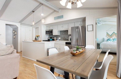 Williamsburg House | Lakeshore Lux - La Casa Feliz | Beach | Fireplace | AC