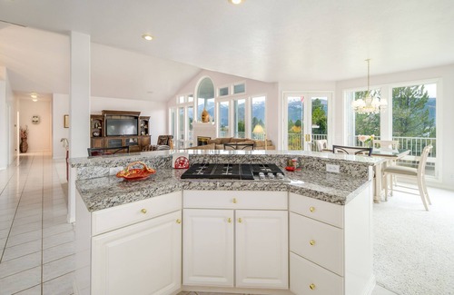 Cascade House | Lakeshore Retreat - Hot tub/Fireplace/Great Views
