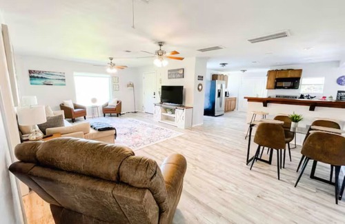 Lavon House | Lakeshore Retreat -kayaks, bikes, fishing poles