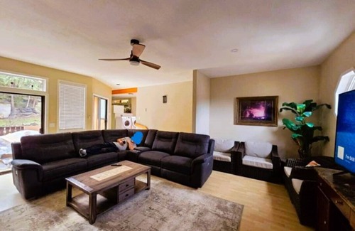 Central Okanagan Bed & Breakfast | Lakeshore Retreat offers aircon & heating, along with Wi-Fi, Netflix, and Prime.