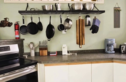 Central Okanagan Bed & Breakfast | Lakeshore Retreat offers aircon & heating, along with Wi-Fi, Netflix, and Prime.