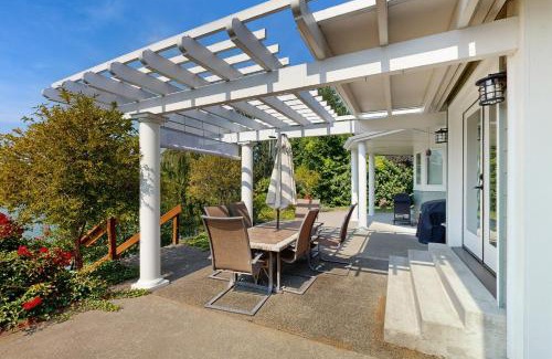 Centralia House | Lakeshore Retreat