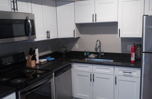 West Bloomfield House | ^LAKESIDE LUXURY TOWNHOME* 3BDRMS/2.5BTHRM/2CAR GARAGE!^