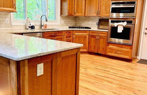 Livingston House | Lakeside, Dock, boat house Outdoor Seating, Fire Pit, WiFi, kayaks, paddleboard
