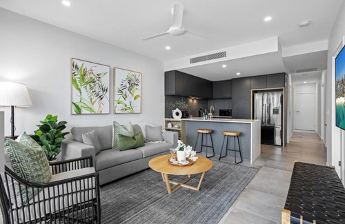 Birtinya House | Lakeside 2-Bed with Private Patio & Secure Parking