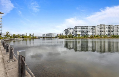 Birtinya House | Lakeside 2-Bed with Private Patio & Secure Parking