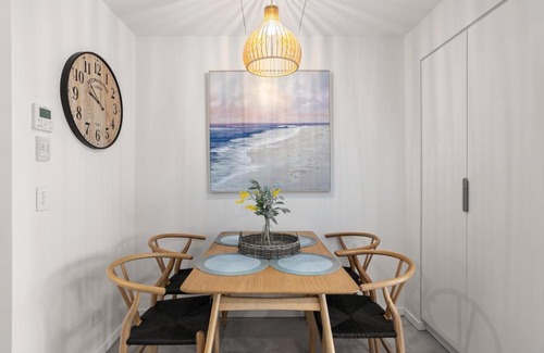 Birtinya House | Lakeside 2-Bed with Private Patio & Secure Parking