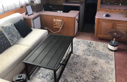 Cayuga Boat Rental | Lakeside 2 bedroom Boatel at Lockview Marina