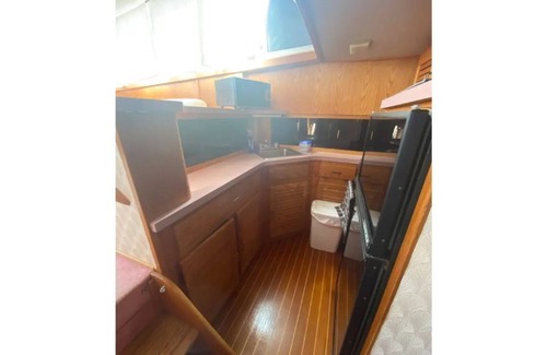 Cayuga Boat Rental | Lakeside 2 bedroom Boatel at Lockview Marina