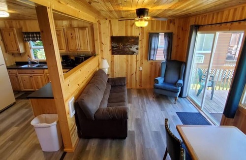Ray Cabin | Lakeside 2 Bedroom Otter Cabin on Kab