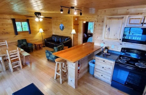 Ray Cabin | Lakeside 2 Bedroom Wolf's Den Cabin on Kab