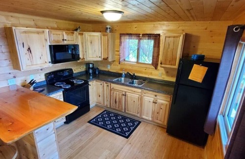 Ray Cabin | Lakeside 2 Bedroom Wolf's Den Cabin on Kab