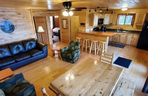 Ray Cabin | Lakeside 2 Bedroom Wolf's Den Cabin on Kab