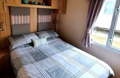 Ampney Crucis House | Lakeside 3 bedroom, 8 berth static caravan is set in the heart of the Cotswolds,