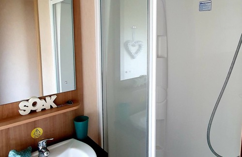 Ampney Crucis House | Lakeside 3 bedroom, 8 berth static caravan is set in the heart of the Cotswolds,