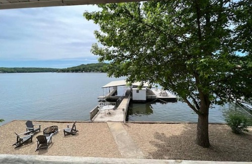 Barnett Cottage | Lakeside 3 bedroom cottage with private dock