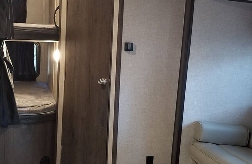 Buchanan Dam House | Lakeside 33' Jayco Jayflight RV private site