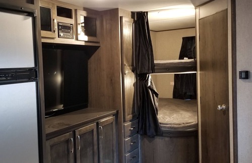 Buchanan Dam House | Lakeside 33' Jayco Jayflight RV private site