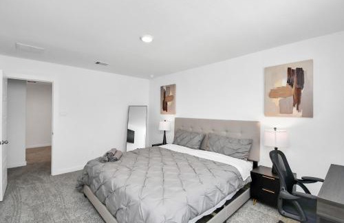 Southeast Houston House | Lakeside 4 Bedroom With King Bed Near Downtown