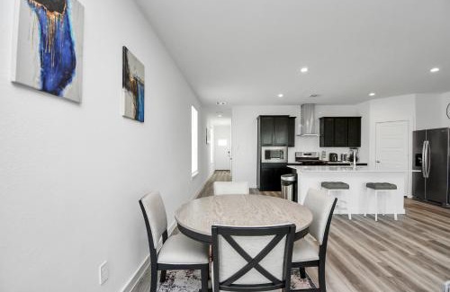 Southeast Houston House | Lakeside 4 Bedroom With King Bed Near Downtown