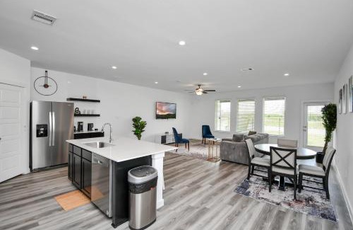 Southeast Houston House | Lakeside 4 Bedroom With King Bed Near Downtown